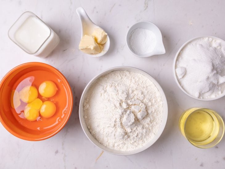 Ingredientes reunidos em uma superfície.