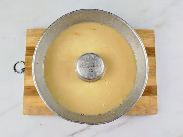 Massa de bolo na forma.