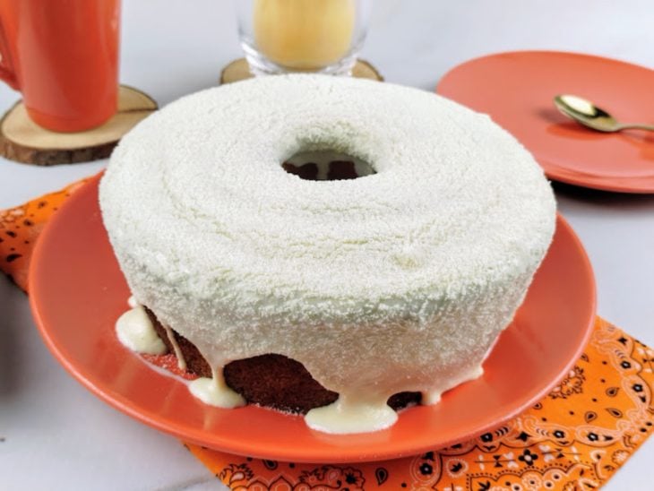 Bolo de iogurte natural desenformado sobre um prato pronto para o consumo.