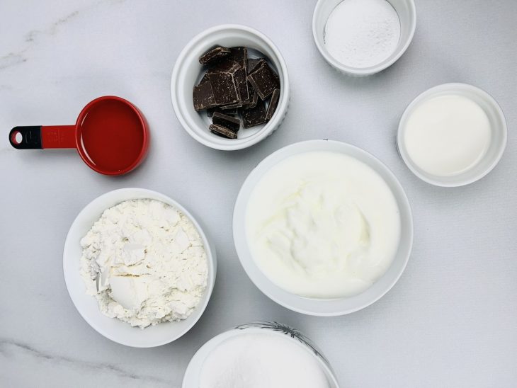 Ingredientes para a receita reunidos em uma bancada.