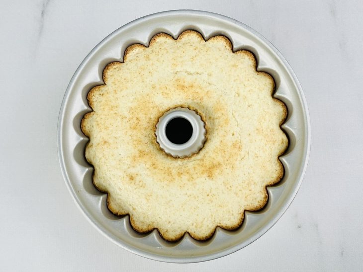 Bolo de iogurte sem ovo assado na forma.