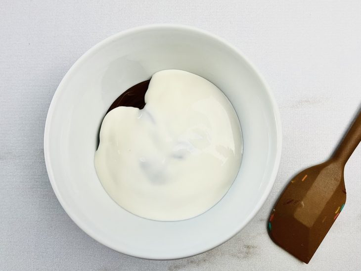 Creme de leite adicionado na tigela.