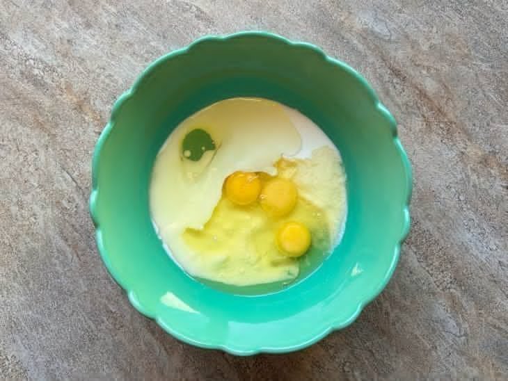 Uma tigela com a mistura de iogurte, leite e ovos.