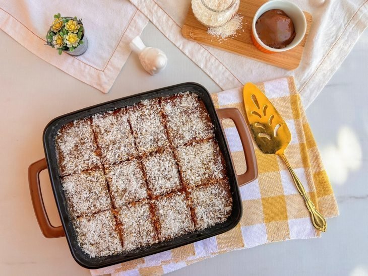 Forma com bolo de iogurte simples.