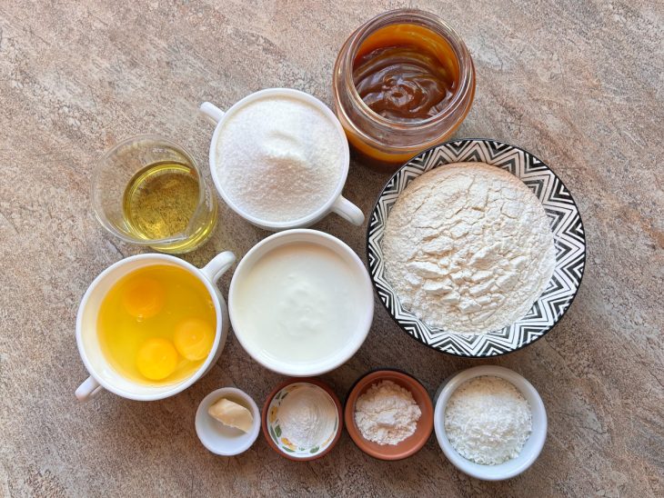 Ingredientes reunidos em uma bancada.