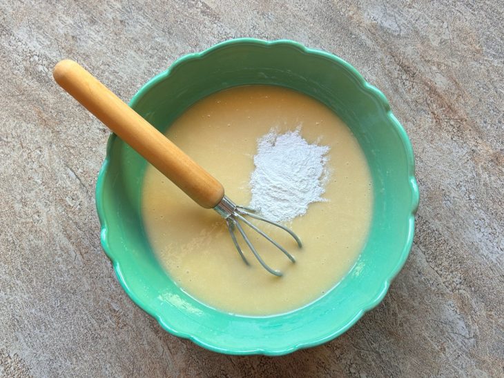 Farinha de trigo, açúcar e fermento adicionados a tigela.