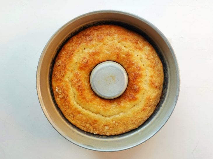 Bolo de laranja assado na forma.