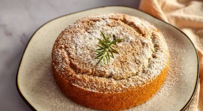 Bolo de laranja com alecrim vegano