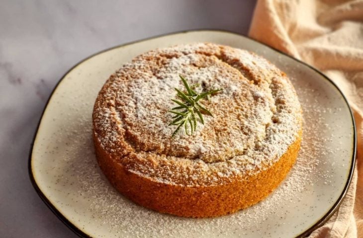 Bolo de laranja com alecrim vegano