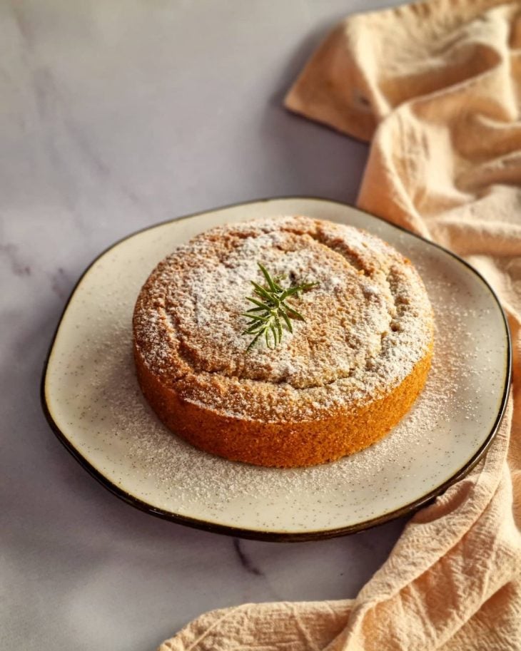 Bolo de laranja com alecrim vegano