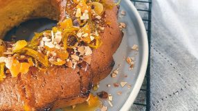 Bolo de laranja com amêndoas e damasco