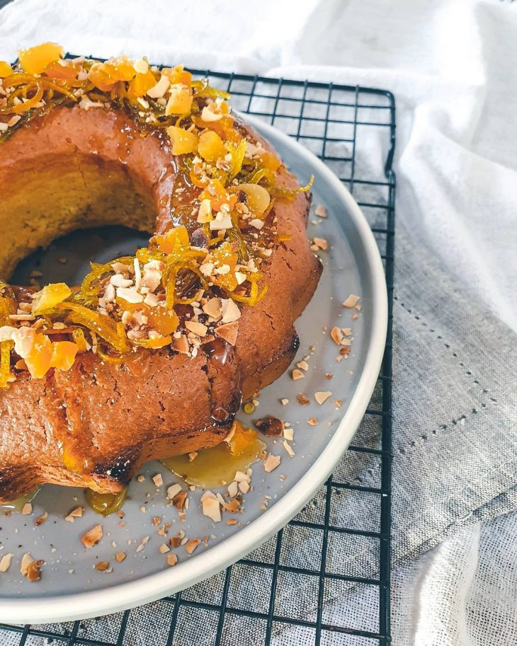 Bolo de laranja com amêndoas e damasco