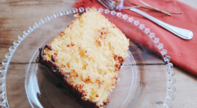 Bolo de laranja com calda de chocolate
