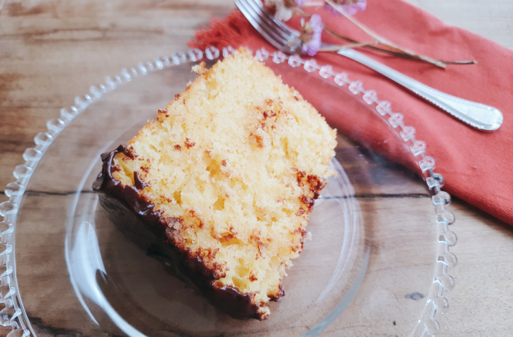 Bolo de laranja com calda de chocolate