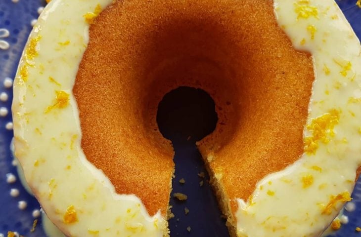 Bolo de laranja com calda de iogurte