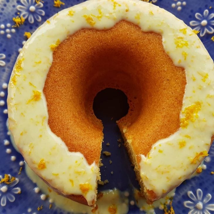 Bolo de laranja com calda de iogurte