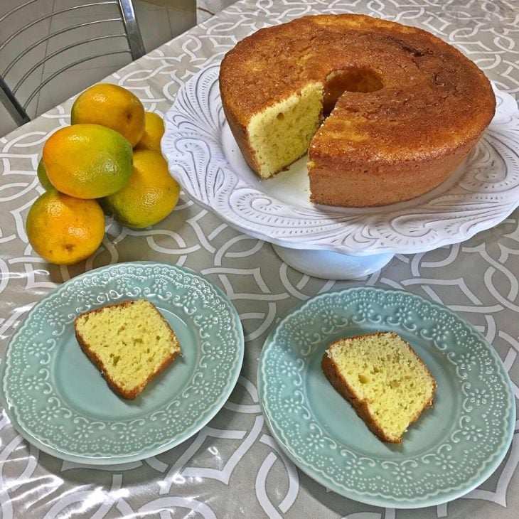 Bolo de laranja com calda de limão