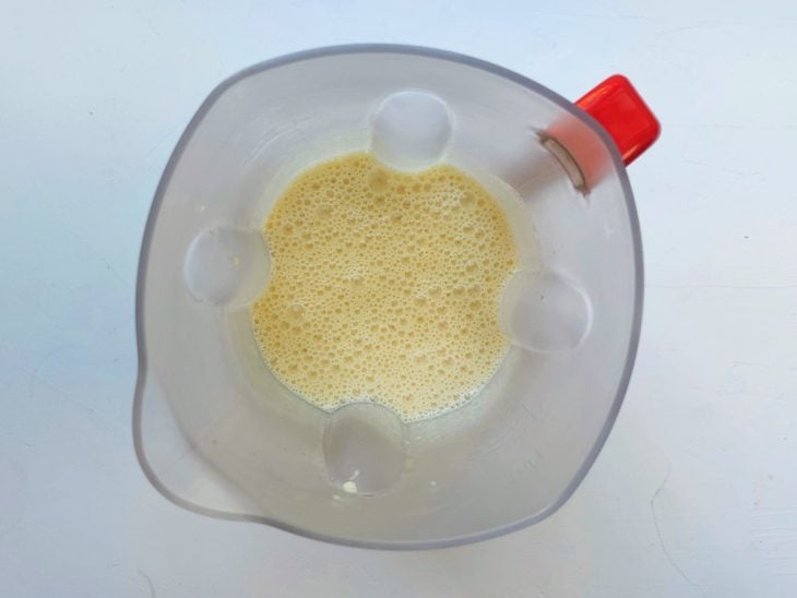 Manteiga/margarina e óleo batidos no liquidificador.