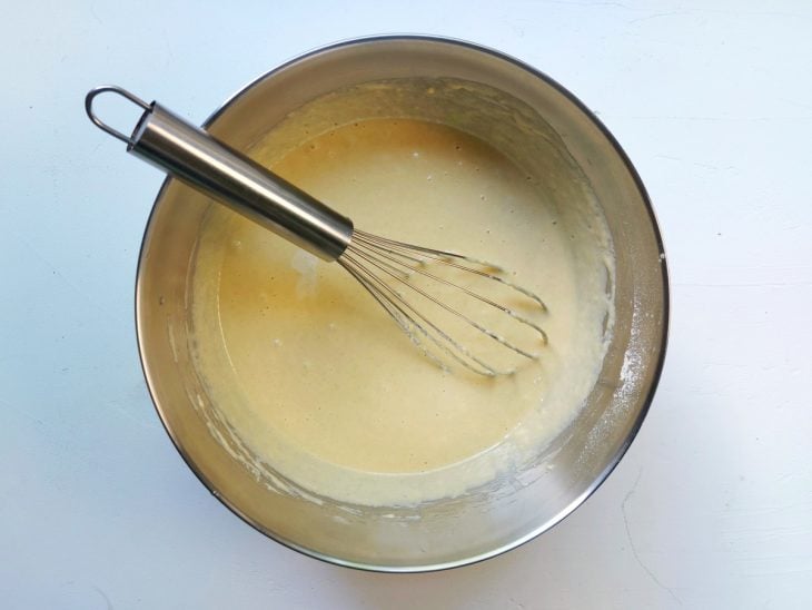 Farinha de trigo adicionada na mistura de óleo e manteiga/margarina.