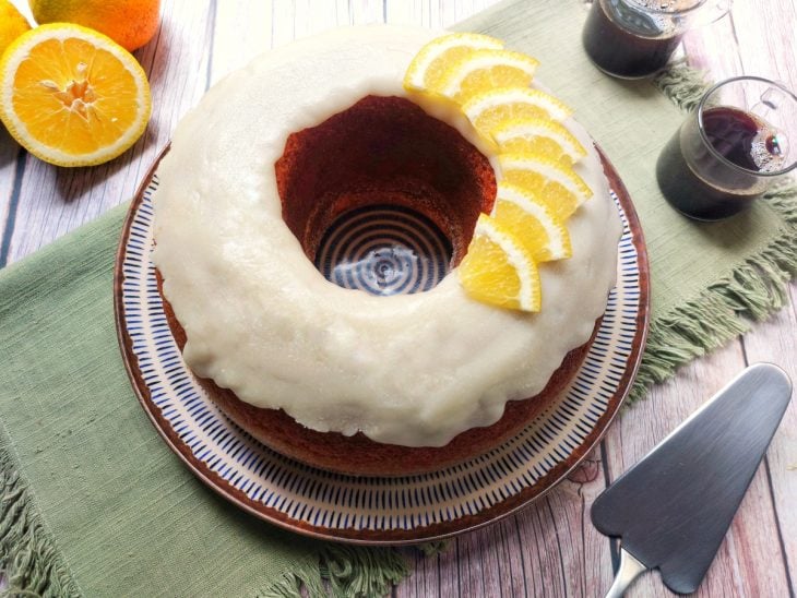 Bolo de laranja com casca finalizado.