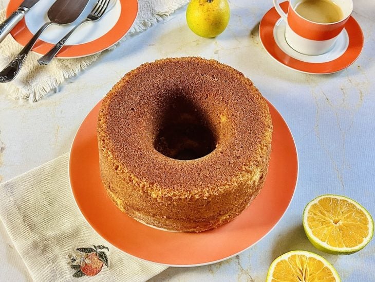 Bolo de laranja com casca desenformado e pronto para consumo.