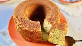 Bolo de laranja com casca no liquidificador