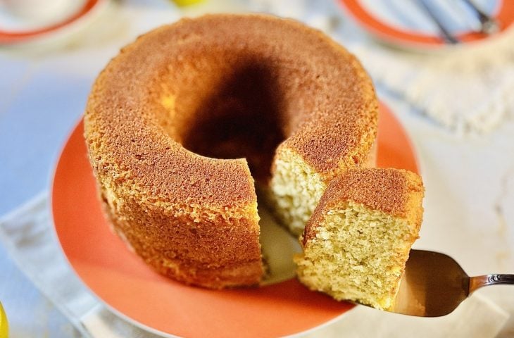 Bolo de laranja com casca no liquidificador