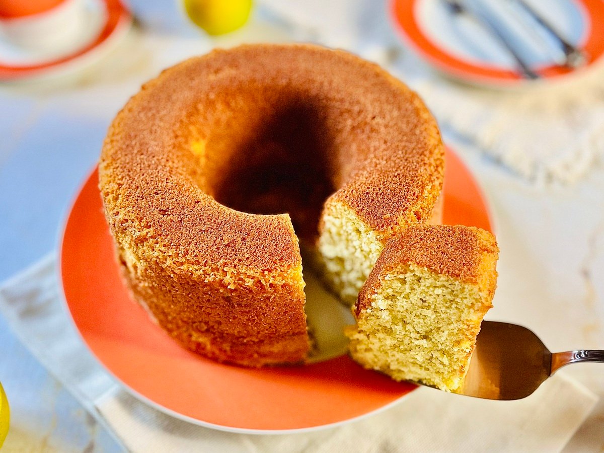 Bolo de laranja com casca no liquidificador