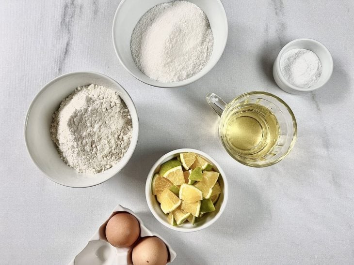 Ingredientes para a receita separados em uma bancada.