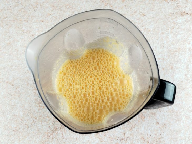 Batidos no liquidificador, a cenoura, o ovos, o óleo e o açúcar.