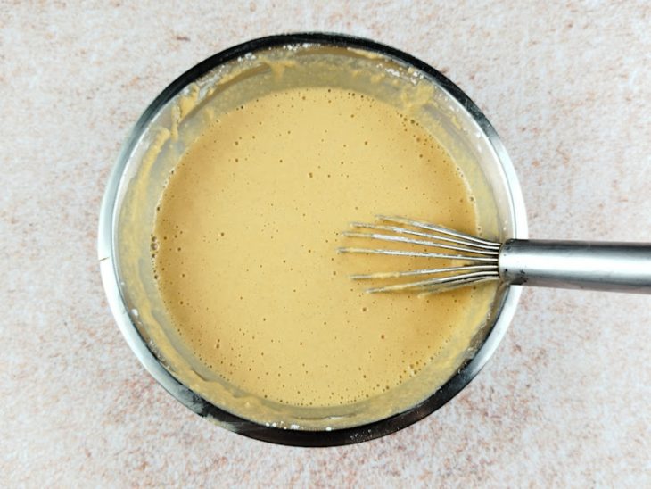 Numa tigela, a mistura transferida, acrescida da farinha de arroz, de aveia e o polvilho doce.