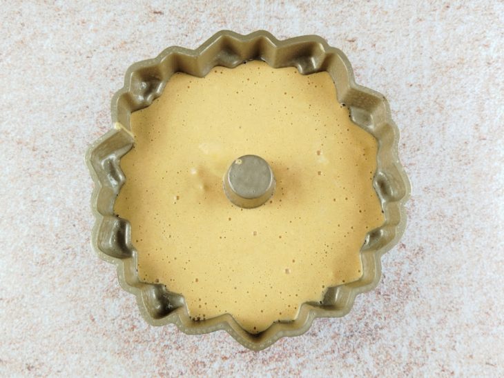 Mistura disposta em uma forma untada.