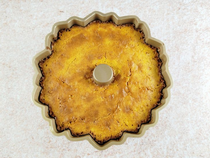 Bolo assado após os 30 minutos no forno.