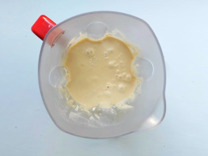 Copo de liquidificador com alguns dos ingredientes da massa misturados homogeneamente