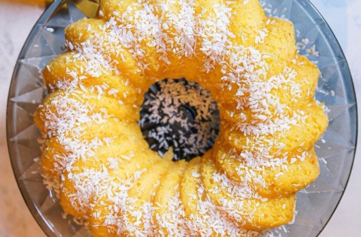 Bolo de laranja com coco e fubá