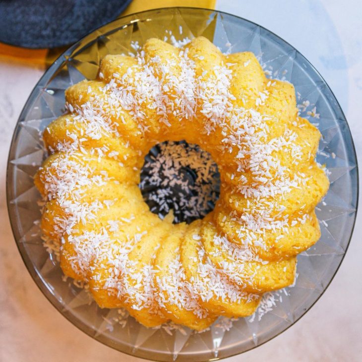Bolo de laranja com coco e fubá