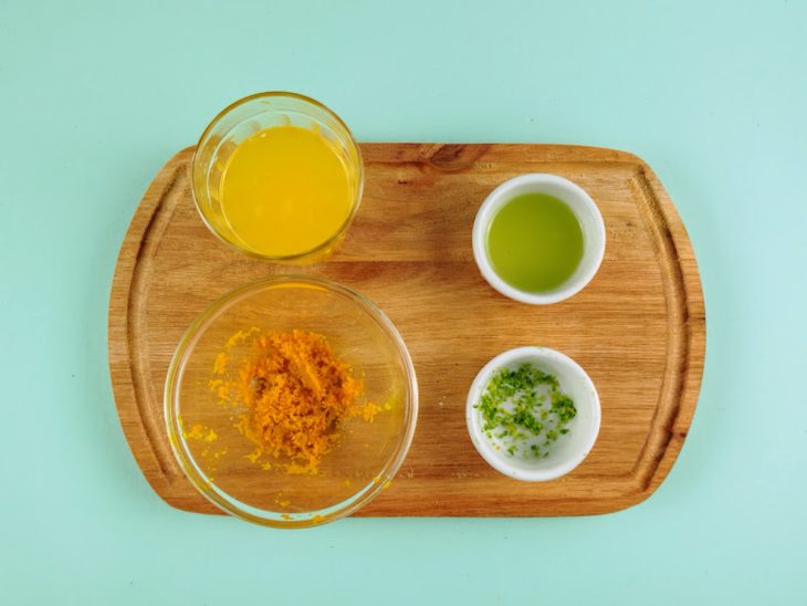 Raspas e suco das frutas reservados em recipientes distintos.