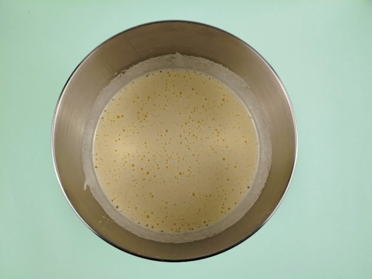 Ingredientes incorporados em uma tigela.