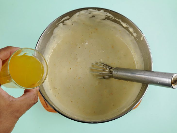 Suco de laranja para incorporar na massa.