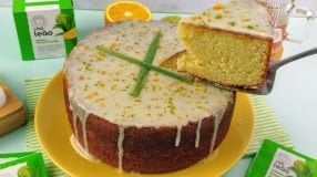 Bolo de laranja com erva cidreira, laranja e limão
