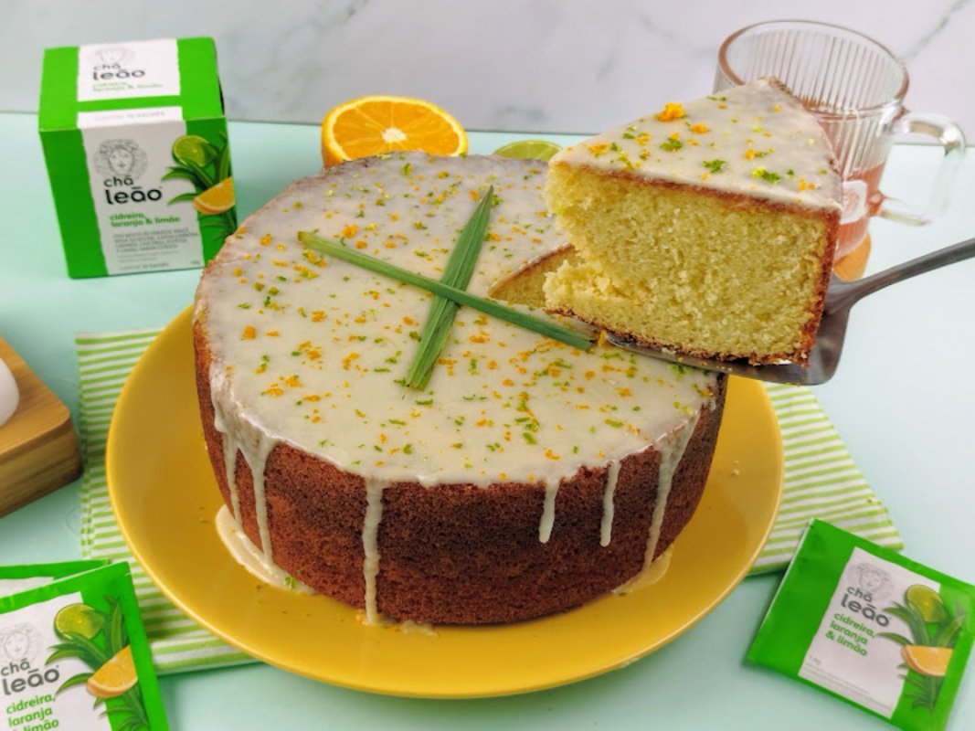 Bolo de laranja com erva cidreira, laranja e limão