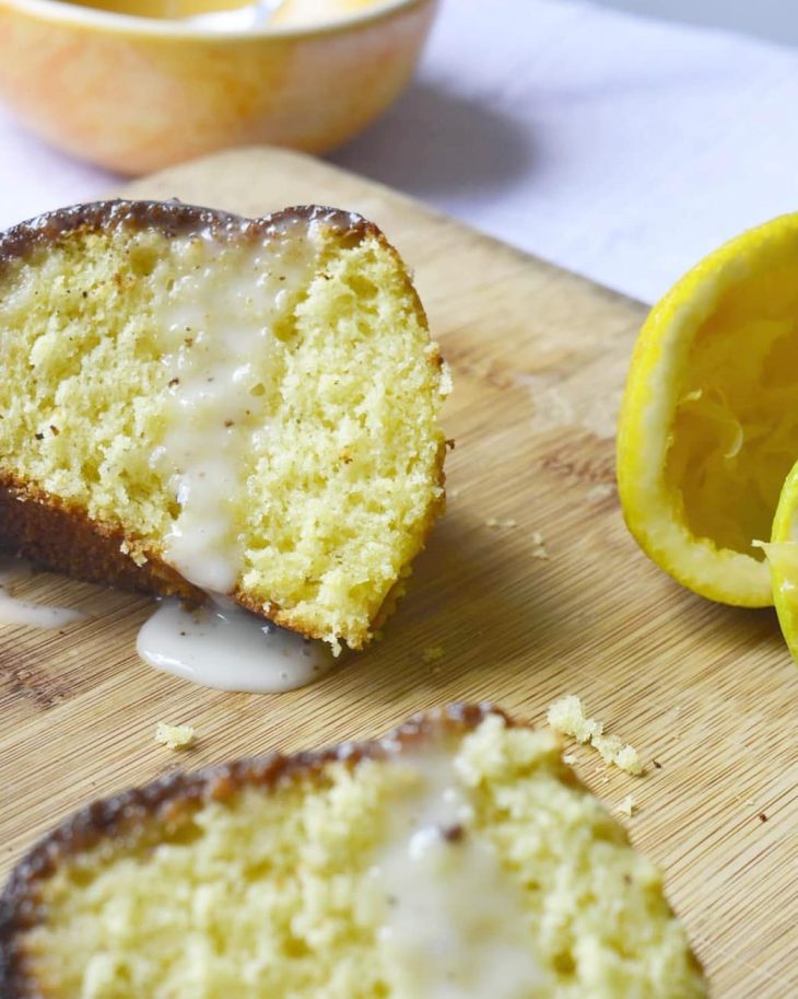 Bolo de laranja com glacê de flor de sabugueiro