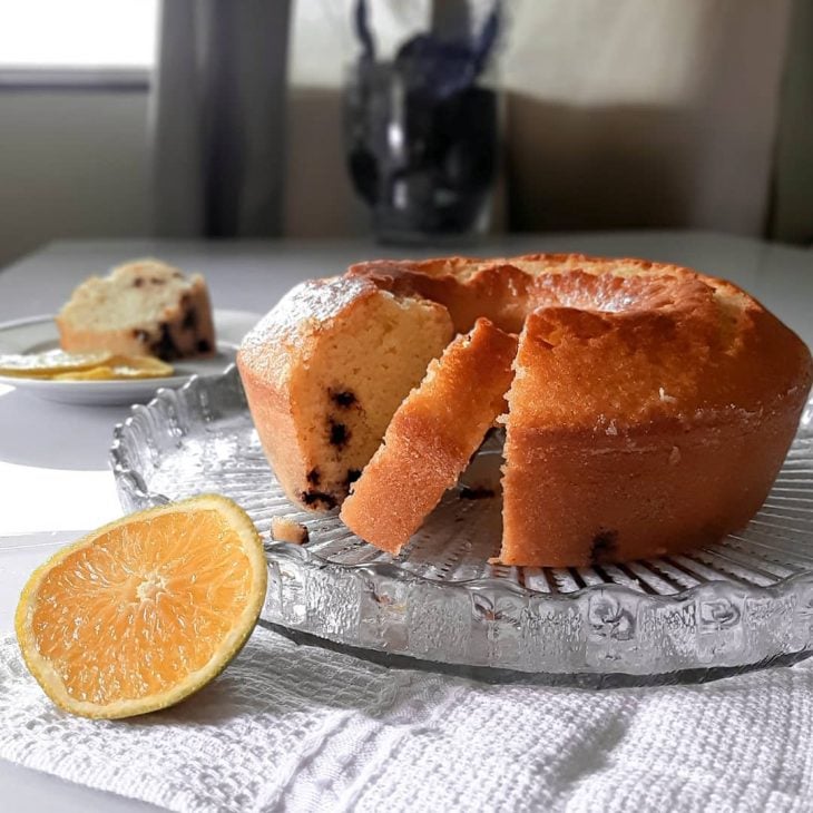 Bolo de laranja com gotas de chocolate