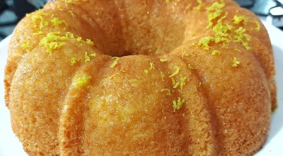 Bolo de laranja com raspas da fruta