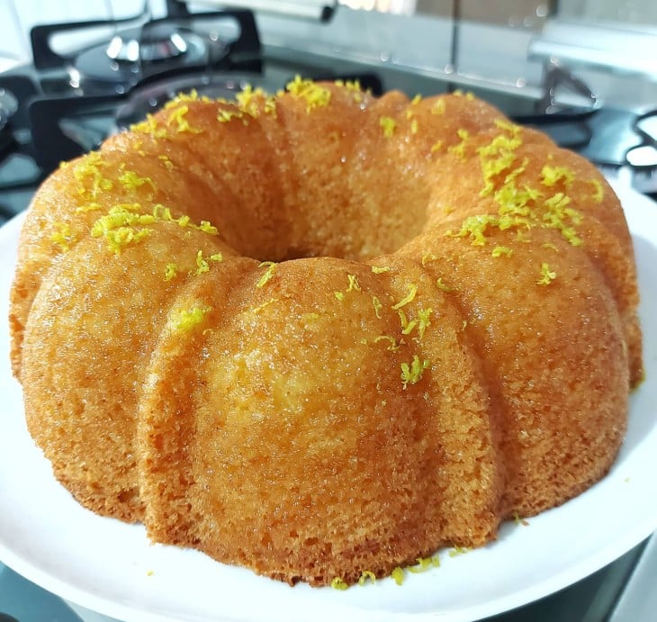 Bolo de laranja com raspas da fruta