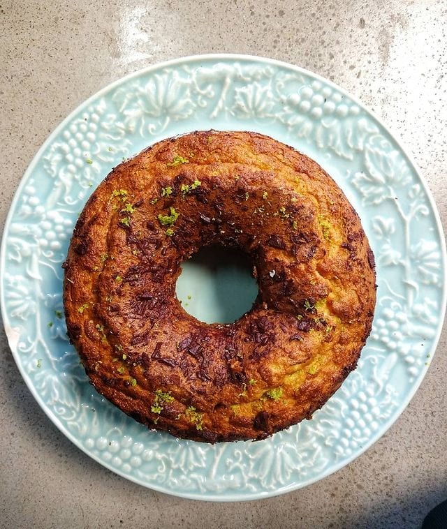 Bolo de laranja com raspas de chocolate