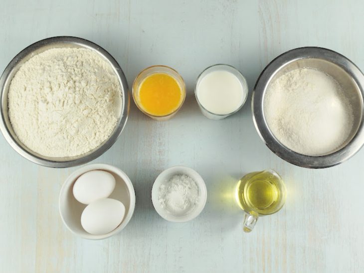 Ingredientes reunidos em uma bancada.