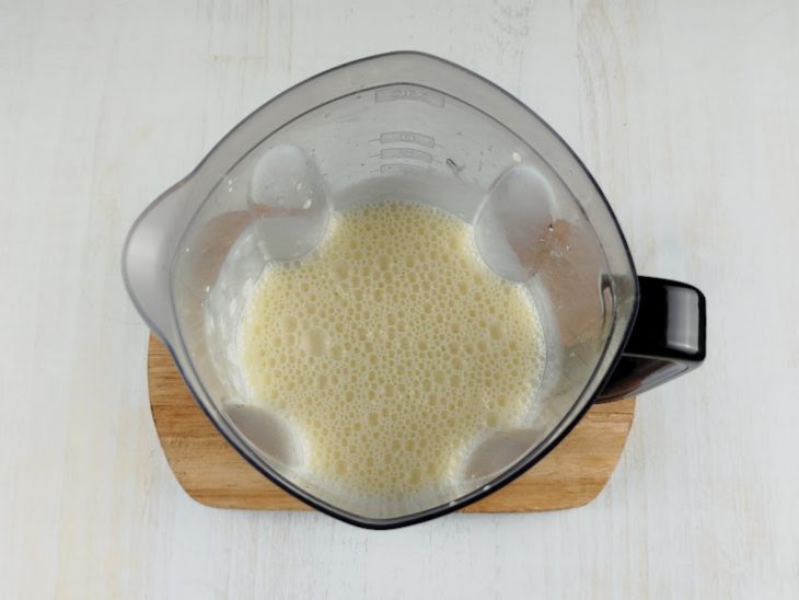 Ovos, suco de laranja, leite, óleo e açúcar batidos no liquidificador.