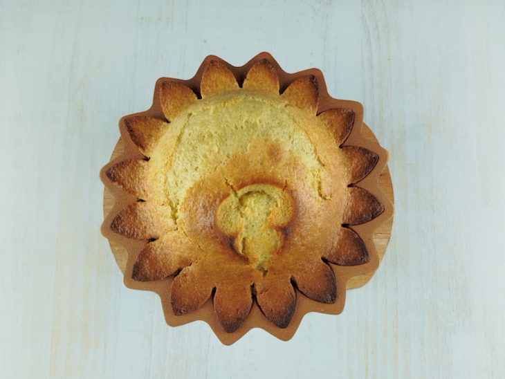 Bolo de laranja assado na forma.