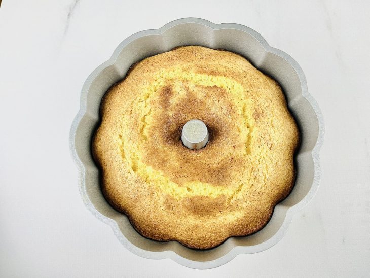 Bolo de laranja assado na forma.